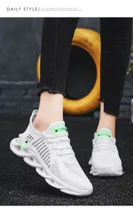 Vue détaillée de baskets blanches respirantes en maille avec semelles évidées
