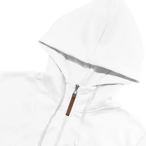 Detailopname van een witte zware herenhoodie met een getextureerde rits-trekker