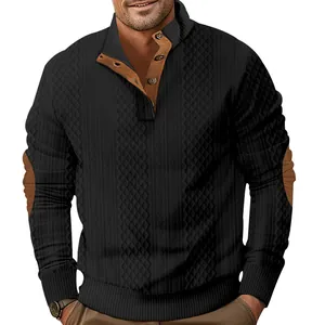 Detalle de suéter jacquard negro para hombre con solapa de botones en contraste.