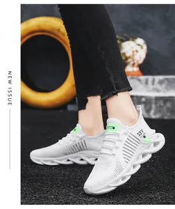 Vue détaillée des baskets blanches en maille respirante avec semelle ondulée.