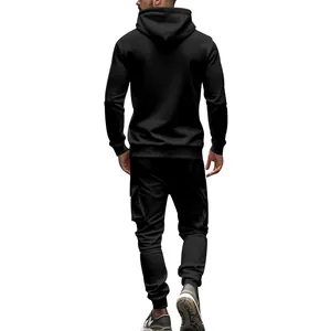 Rückansicht des schwarzen Herren-Fleece-Kapuzenpullovers und der Cargo-Jogginghose.
