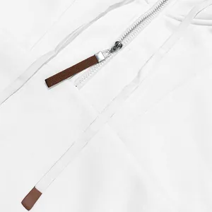 Detailopname van witte hoodie rits met bruine trekker en bijpassend uiteinde van het koord