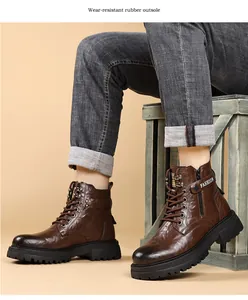 Nahaufnahme brauner Leder-Martin-Boots mit einer dicken, verschleißfesten Gummisohle.