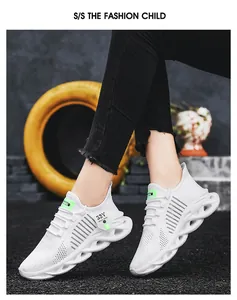 Détail de baskets en mesh blanc respirant pour garçons avec semelle creuse en lame