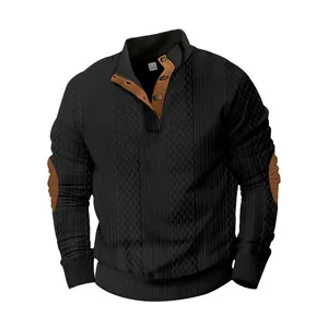 Detalle de sudadera de jacquard negra para hombre con parches marrones en codos