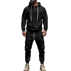 Detailansicht eines schwarzen Herren-Trainingsanzugs mit Kapuzenpullover und Cargohose