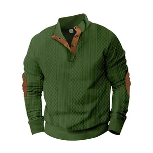 Primer plano de la textura de jacquard verde y detalles de cuero sintético marrón en sudadera