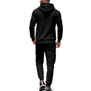 Rückansicht von Herren-Kapuzenpullover und passender Jogginghose in Schwarz, gefüttert