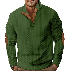 Detalle de sudadera de hombre verde oliva con media abotonadura y patrón de rombos