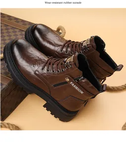 Seitenansicht der braunen Leder-Schnürstiefel mit Reißverschluss und dicker Gummisohle für Herren
