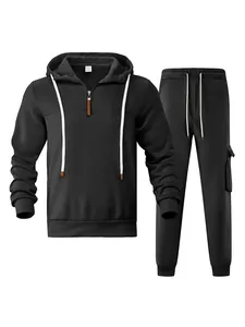 Schwarzer Herren-Trainingsanzug mit Kapuzenpullover und sportlicher Jogginghose im Set