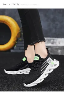 Vue détaillée des baskets en mesh flyknit pour garçons avec semelles blanches ondulées.