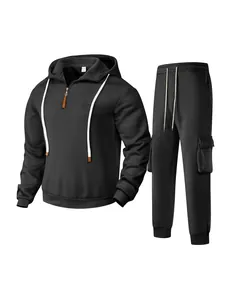 Detailansicht eines schwarzen Herren-Hoodie- und Cargohosen-Sets mit Reißverschluss