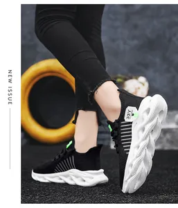 Vue détaillée des baskets en tricot respirant pour ados avec semelles ondulées.