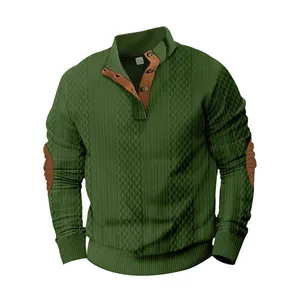 Sudadera de hombre verde jacquard con cuello alto, coderas marrones y media tapeta de botones.