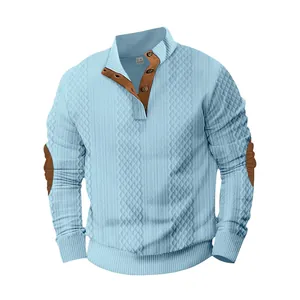 Primer plano de una sudadera azul texturizada con tapeta de botones y coderas.