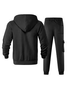 Rückansicht eines schwarzen, fleecegefütterten Herren-Kapuzenpullovers und Jogginghosen-Sets.