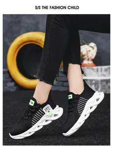 Gros plan de chaussures de sport en flyknit noir respirant avec semelles blanches.