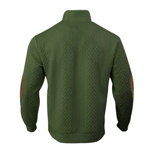 Vista posterior de sudadera jacquard verde oliva para hombre con parches marrones en codos.