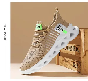 Vue latérale de baskets en maille kaki pour jeunes avec semelle creuse blanche