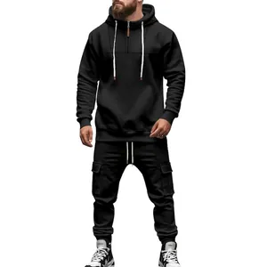 Detailansicht eines schwarzen Kapuzenpullovers und passender Cargo-Jogginghose für Herren