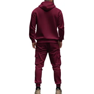 Rückansicht eines weinroten Fleece-Trainingsanzugs für Herren mit Kapuzenpullover