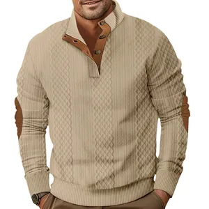 Detalle de sudadera jacquard para hombre con media tapeta y coderas en color beige.