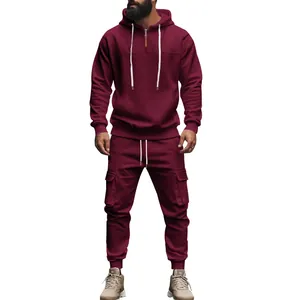 Detailansicht eines burgunderroten Herren-Fleece-Kapuzensweatshirts und Cargohosen-Sets