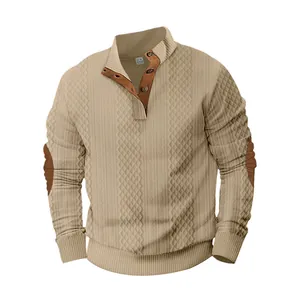 Vista detallada de sudadera jacquard caqui para hombre con tapeta de botones ribeteada en cuero