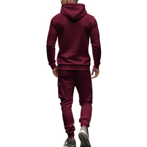 Detailansicht der Rückseite eines weinroten Fleece-Trainingsanzugs für Herren mit Kapuzenpullover