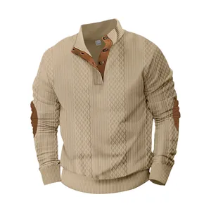 Detalle de sudadera jacquard para hombre con cuello de botones y parches en los codos