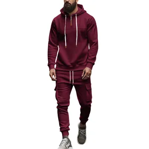Herren Freizeitanzug in Weinrot mit Kapuzenpullover und Cargo-Jogginghose im Studio