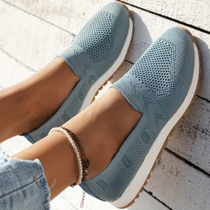 Detailansicht der hellblauen, atmungsaktiven Fly-Knit-Slipper für Damen am Fuß