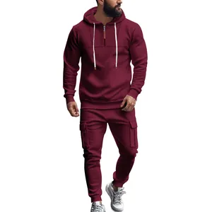 Ganzkörperansicht eines burgunderroten Herren-Fleece-Trainingsanzugs mit Kapuzendetails
