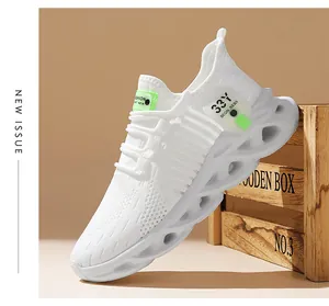 Gros plan de baskets blanches en mesh respirant pour garçons avec semelles ondulées