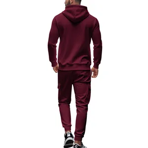 Rückansicht eines weinroten Fleece-Trainingsanzugs für Herren mit Kapuze und Cargohose.