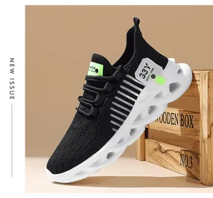 Détail de la tige en maille flyknit respirante et de la semelle creuse des baskets noires.