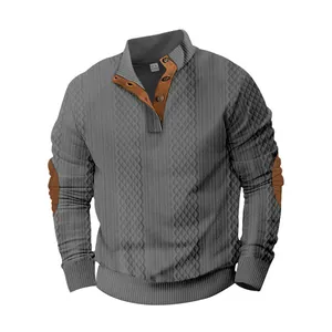 Detalle de una sudadera gris acolchada con acabados de cuero y elegantes coderas