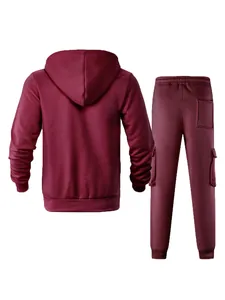 Rückansicht eines burgunderroten, mit Fleece gefütterten Herren-Hoodie- und Cargo-Hosen-Sets