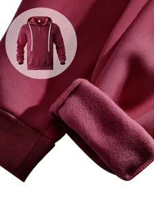 Detail eines weinroten Fleece-Kapuzenpullovers mit weichem Futter und Textur für Winter