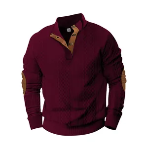 Sudadera granate para hombre con medio botón, textura jacquard y elegantes coderas de cuero