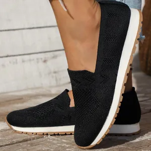 Detailansicht der schwarzen, atmungsaktiven Mesh-Fly-Knit-Slipper für Damen Freizeitschuhe
