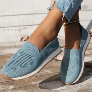 Atmungsaktive hellblaue Flyknit Slipper Wanderschuhe mit bequemen flachen Sohlen