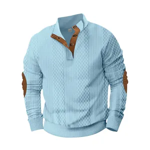 Detalle de sudadera azul claro para hombre con parches marrones en los codos