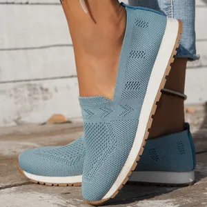Detailansicht der atmungsaktiven blauen Flyknit-Slipper für Damen, lässige Freizeitschuhe