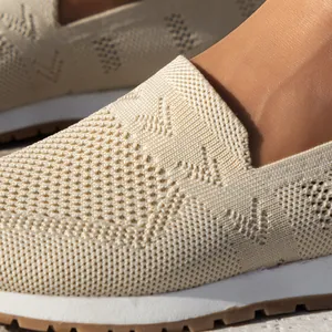 Nahaufnahme des beigefarbenen, atmungsaktiven Fly-Knit-Mesh-Materials bei Slip-On-Schuhen