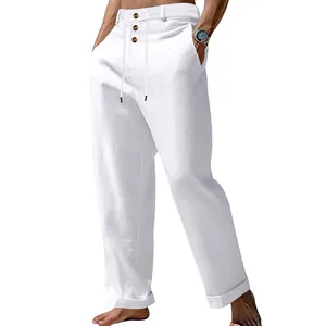Detail van de witte katoenen linnen casual strandbroek voor heren met koord en knopen