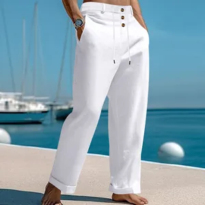 Detailopname van witte linnen strandbroek voor heren met een hoge taille en trekkoord