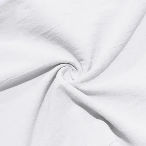 Dettaglio del tessuto in lino bianco traspirante per pantaloni estivi da uomo