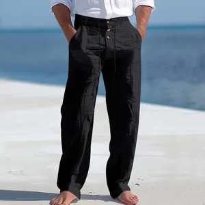 Dettaglio pantaloni da spiaggia in lino da uomo con coulisse e bottoni in riva al mare